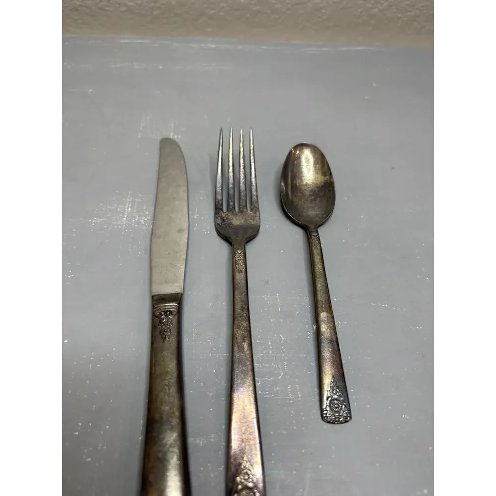 Vintage Wm Rogers Floral Silverplate Flatware Set of 3 Knife Fork Spoon IS